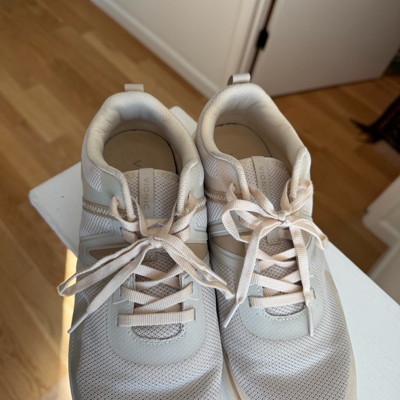 Vionic Leyo Sneakers 11 - Picture 6 of 9